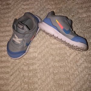 3/$25 Toddler girl Nike tennis shoes in size 6c
